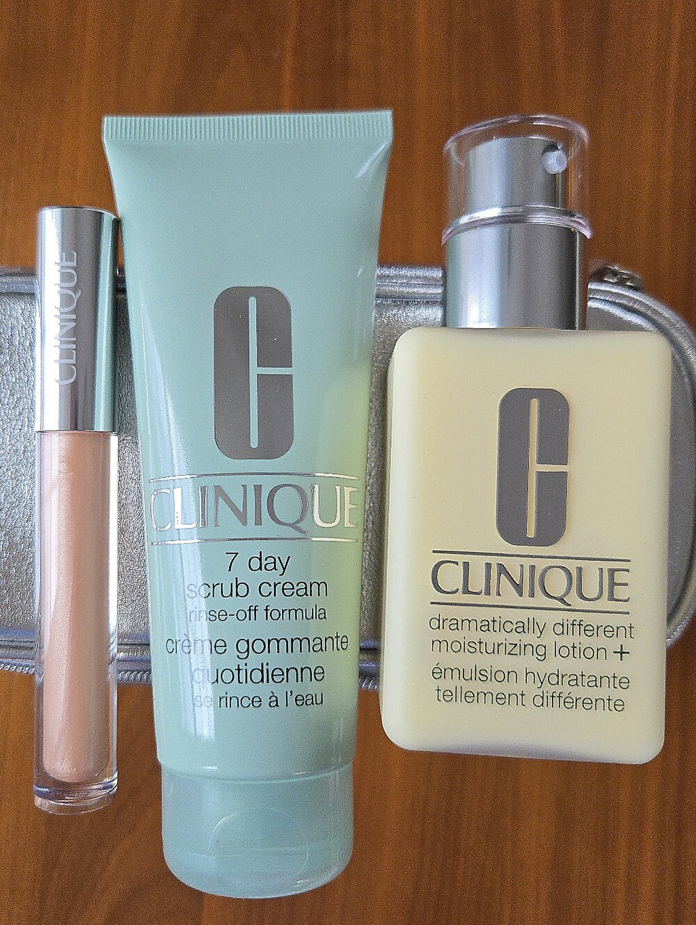 NWT Clinique Gift Set: Scrub Cream, Moisturizing Lotion, Lip Gloss & Silver Case